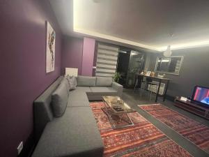 uma sala de estar com um sofá e uma mesa em wide garden flat close to the memorıall hospital hGyhomes2103 em Istambul