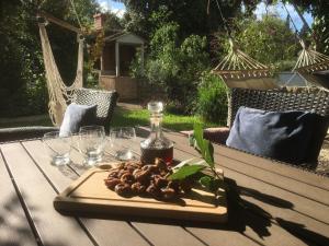 una mesa de madera con un plato de comida y copas de vino en Holiday home Sandra, en Korčula