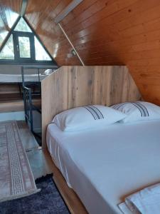 um quarto com uma cama num quarto de madeira em ZEMAHOTEL em Büyükçekmece