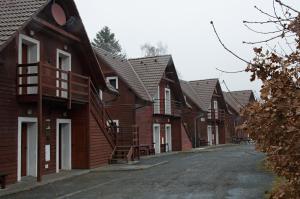 een rij houten huizen met trappen op een straat bij Chata Soukenná in Dolní Moravice