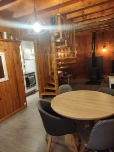 - une salle à manger avec une table et des chaises en bois dans l'établissement Chalet accueillant et familial, à Saint-Martin-Vésubie