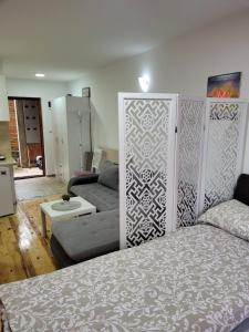 - une chambre avec un lit et un salon dans l'établissement Apartmani Lotos, à Kaluđerske Bare