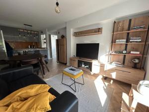 uma sala de estar com um sofá e uma mesa em Simply Yellow Apartment em Lisboa