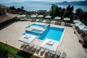 einen Blick über einen Pool mit Liegestühlen und Pool in der Unterkunft Elektra Hotel in Palairos