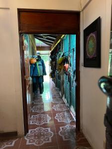 un pasillo en una casa con una persona caminando por el pasillo en Pure Canyoning Home, en Turrialba