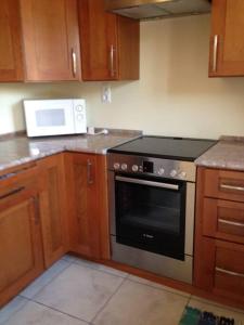 Η κουζίνα ή μικρή κουζίνα στο Beachfront Villa in Komi - entire home - $325