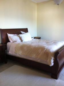 Ένα ή περισσότερα κρεβάτια σε δωμάτιο στο Beachfront Villa in Komi - entire home - $325 +15 φωτογραφίες