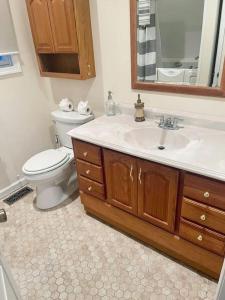 ein Badezimmer mit einem WC, einem Waschbecken und einem Spiegel in der Unterkunft Entire Private 2 bedrooms house, nice neighborhood in Arnold