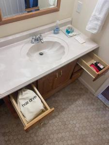 ein Badezimmer mit einem weißen Waschbecken und einem Spiegel in der Unterkunft Entire Private 2 bedrooms house, nice neighborhood in Arnold