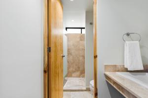 La salle de bains est pourvue de toilettes et d'un lavabo. dans l'établissement Lago Zirahuén By HomiRent, à Mexico