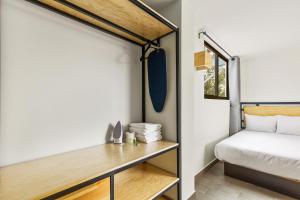 a small bedroom with a bed and a desk at Lago Zirahuén By HomiRent in Mexico City