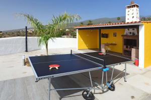 una mesa de ping pong en el techo de una casa en Casa Diamante, en Tijarafe