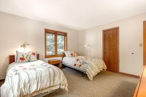1 dormitorio con 2 camas y ventana en Cascade Village Area 5 bed 4 bath, Walk to lift!, en Vail