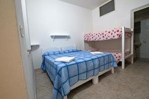 トロペアにあるCase Vacanze " Mare Grande" Tropeaのベッドルーム1室(ベッド1台、二段ベッド1組付)