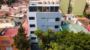 an overhead view of a white building in a city at Lago Zirahuén By HomiRent in Mexico City