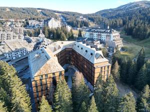 una vista aérea de un gran edificio en las montañas en Woodside Residence 325, en Kopaonik