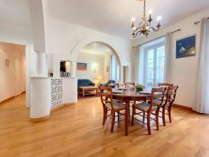 - une salle à manger et un salon avec une table et des chaises dans l'établissement Nestor&Jeeves - MEYERBEER - Central - Very close sea, à Nice