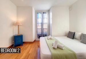 - une chambre avec 2 lits et une fenêtre dans l'établissement Nestor&Jeeves - MEYERBEER - Central - Very close sea, à Nice