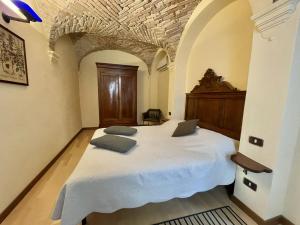 a bedroom with a large white bed in a room at Casa Collini Salò in Salò