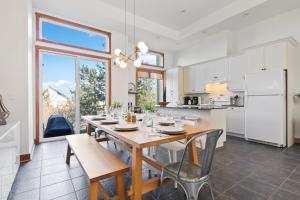 eine Küche und ein Esszimmer mit einem Tisch und Stühlen in der Unterkunft The Parker House Gorgeous Light and Spacious Chalet 86100 in Blue Mountains