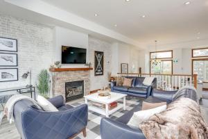 ein Wohnzimmer mit einem Sofa und einem Kamin in der Unterkunft The Parker House Gorgeous Light and Spacious Chalet 86100 in Blue Mountains