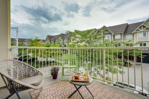 ブルー・マウンテンズにあるThe Parker House Gorgeous Light and Spacious Chalet 86100の椅子2脚とテーブルが置かれたバルコニー