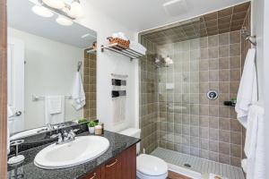 ブルー・マウンテンズにあるThe Parker House Gorgeous Light and Spacious Chalet 86100の洗面台とシャワー付きのバスルーム +47枚の写真