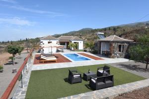 eine Villa mit Swimmingpool und ein Haus in der Unterkunft Casa La Florida in Puntagorda