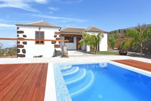 eine Villa mit Swimmingpool und ein Haus in der Unterkunft Casa La Florida in Puntagorda