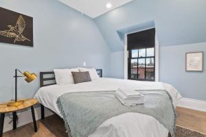 sypialnia z dużym łóżkiem i oknem w obiekcie Bright and Spacious Condo in Downtown Collingwood 97043 w mieście Collingwood