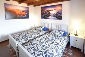 ein Schlafzimmer mit einem Bett und zwei Nachttischen in der Unterkunft Casa La Florida in Puntagorda + 16 Fotos