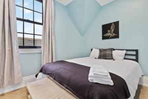 Schlafzimmer mit einem Bett und einem Fenster in der Unterkunft Luxury Contemporary Condo in Downtown Collingwood 97044 in Collingwood
