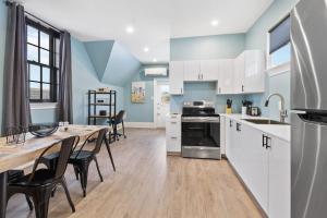 eine Küche und ein Esszimmer mit einem Tisch und einem Kühlschrank in der Unterkunft Luxury Contemporary Condo in Downtown Collingwood 97044 in Collingwood