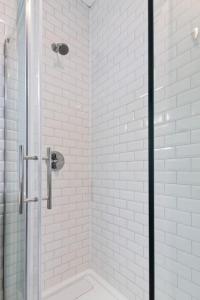 eine Dusche mit Glastür im Bad in der Unterkunft Luxury Contemporary Condo in Downtown Collingwood 97044 in Collingwood