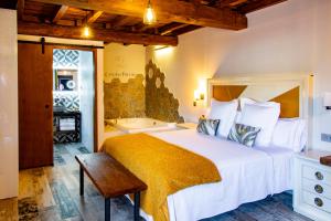 a bedroom with a bed and a bath tub at Apartamentos Caño las Parras in Hervás