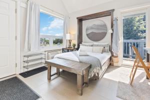 a bedroom with a bed and a table and windows at Blue Mountain The Parker Slopeside in Blue Mountains