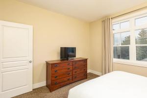 a bedroom with a bed and a television on a dresser at Blue Mountain Retreat at Rivergrass in Blue Mountains