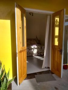 uma porta aberta para um quarto com uma cama em Vila Sabará em Pinheira