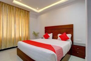 um quarto com uma cama grande e almofadas vermelhas em ANDAMAN VILLA em Port Blair
