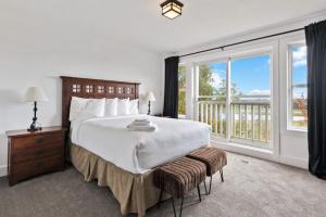 Giường trong phòng chung tại Spectacular Rivergrass Chalet Steps to Blue Mtn +45 ảnh