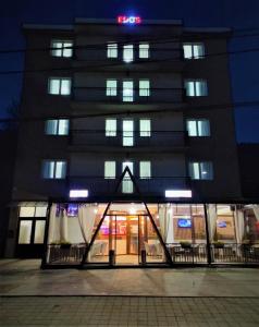 un edificio de noche con luces en EDO'S, en Borşa