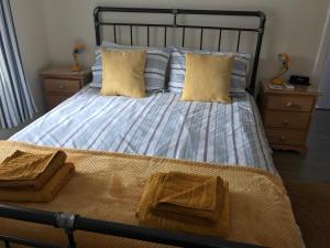 - une chambre avec un lit et 2 serviettes dans l'établissement Curlew Cottage and Sunset View, 