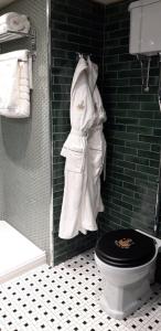 La salle de bains est pourvue de toilettes et d'un mur vert. dans l'établissement Ocean Mist Leith, à Édimbourg