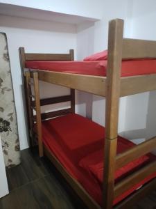 Двухъярусная кровать или двухъярусные кровати в номере Apt inteiro 1 minuto da praia