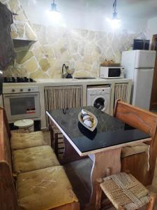 una cocina con una mesa con un tazón de comida. en Casa Rural Villa Sargento en Níjar