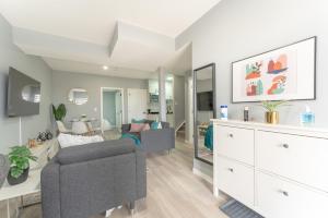 un soggiorno con divano e sedia di You will love this 2BR Guest Suite in SE Calgary a Calgary