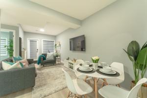 een woonkamer met een tafel en stoelen bij You will love this 2BR Guest Suite in SE Calgary in Calgary