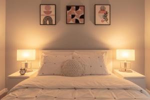 um quarto com uma cama com dois candeeiros em You will love this 2BR Guest Suite in SE Calgary em Calgary