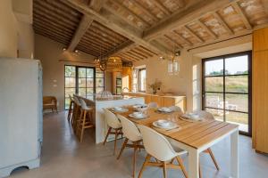 cocina y comedor con mesa y sillas en Villa ALTA, en Villastrada