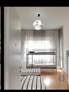 een kamer met 2 stapelbedden en een raam bij Central Hostel Milano in Milaan